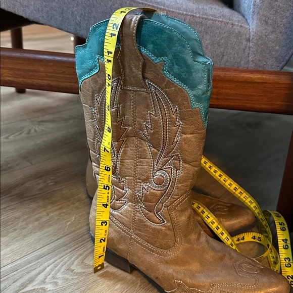 Cimarron brand faux leather tan and turquoise cowgirl boots - Picture 10 of 10